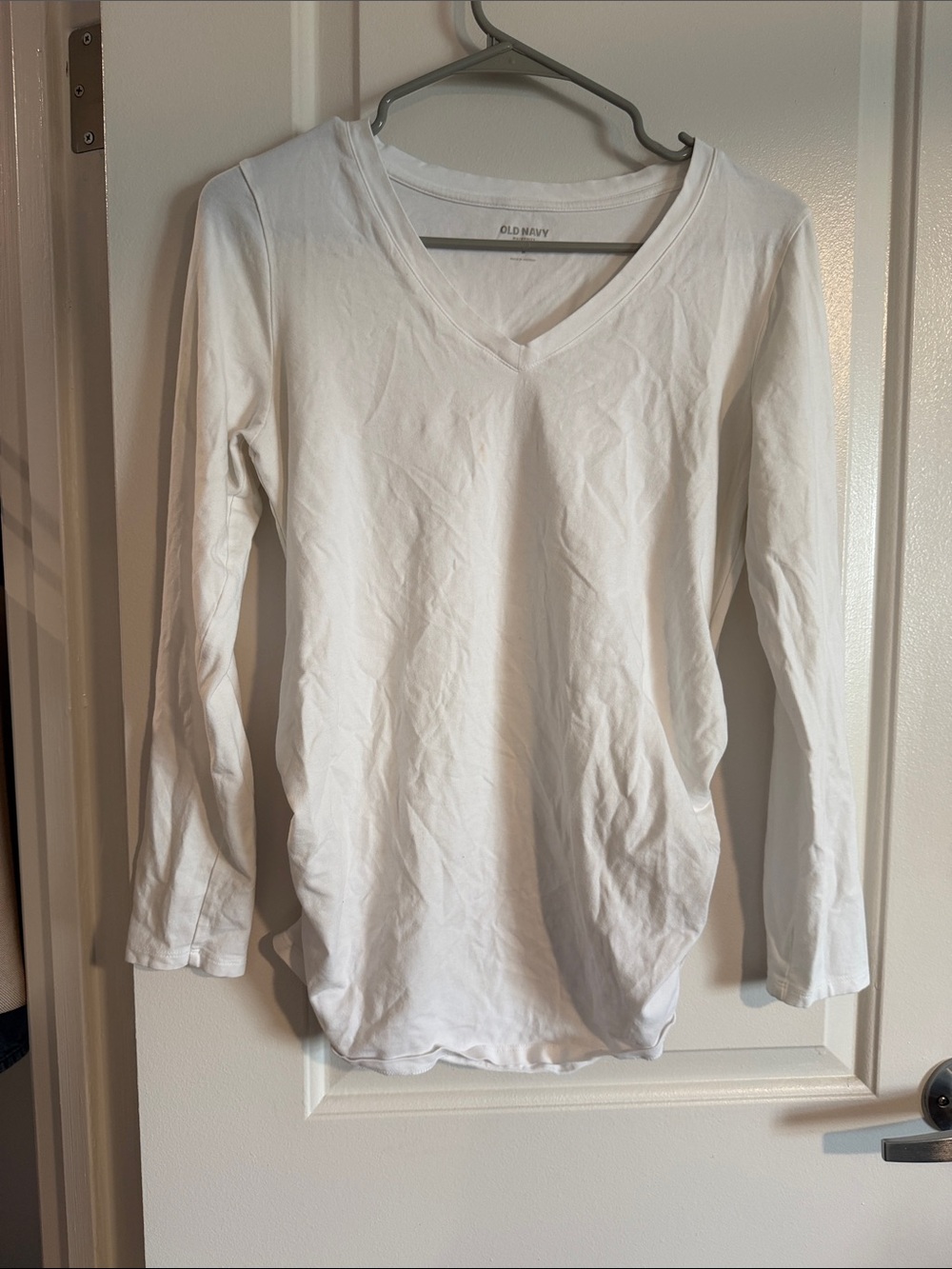 Old Navy White Maternity V-Neck Long Sleeve Tee